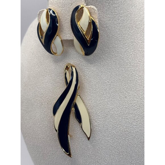 Vintage Gold Tone Enamel Navy & Cream Ribbon Brooch Earrings Set - Picture 2 of 6